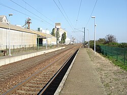 Gare de Marchezais - Broué (28) - Extrémités des quais - vers Paris.jpg