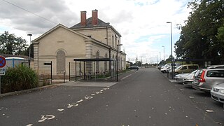 Parking et parcs à vélos couverts.