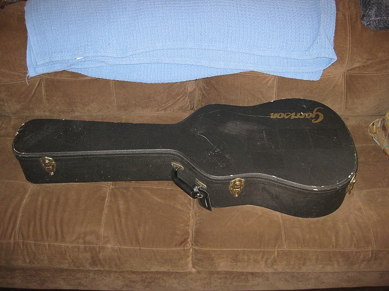 File:Garrison G20-E Acoustic Guitar case.jpg