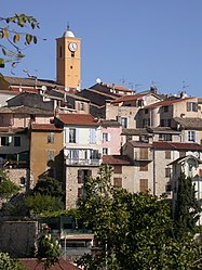 Ein Blick auf Gattières mit dem Turm der Kirche Saint-Nicolas