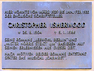 Plaque commémorative au no 17 de la Nollendorfstraße dans le quartier de Schöneberg, rappelant le séjour d'Isherwood dans cette maison de Berlin.