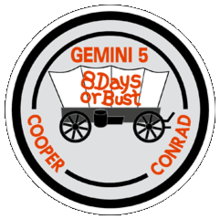Écusson circulaire avec un chariot au centre et les inscriptions Gemini 5, 8 days or bust, Cooper et Conrad.