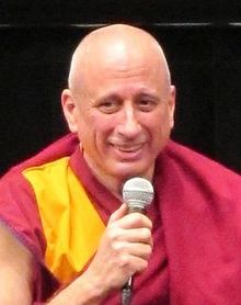 Geshe Nicholas Vreeland ouvindo uma pergunta.jpg