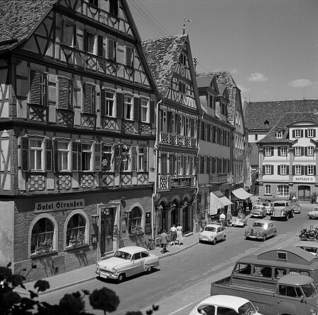 Gezicht op het marktplein van Bad Mergentheim met links Hotel Straußen en rechts, Bestanddeelnr 254 4529
