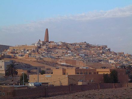 Vue sur  la localité de Ghardaïa (vallée du Mzab) inscrite au Patrimoine mondial de l'UNESCO, avec le minaret de sa grande mosquée.