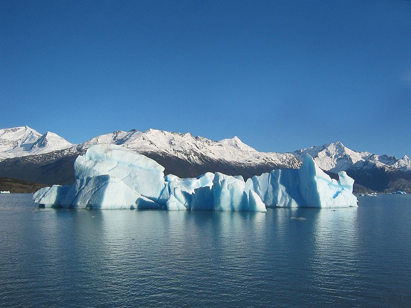 Glacial iceberg in Argentina.jpg