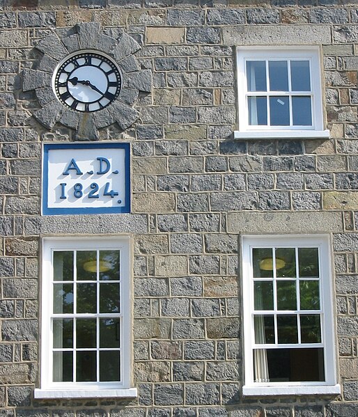 File:Guernsey police windows clock.jpg