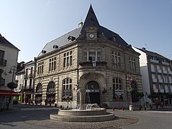 Fotografía en color de un ayuntamiento (edificio administrativo) en Lannemezan, Francia.