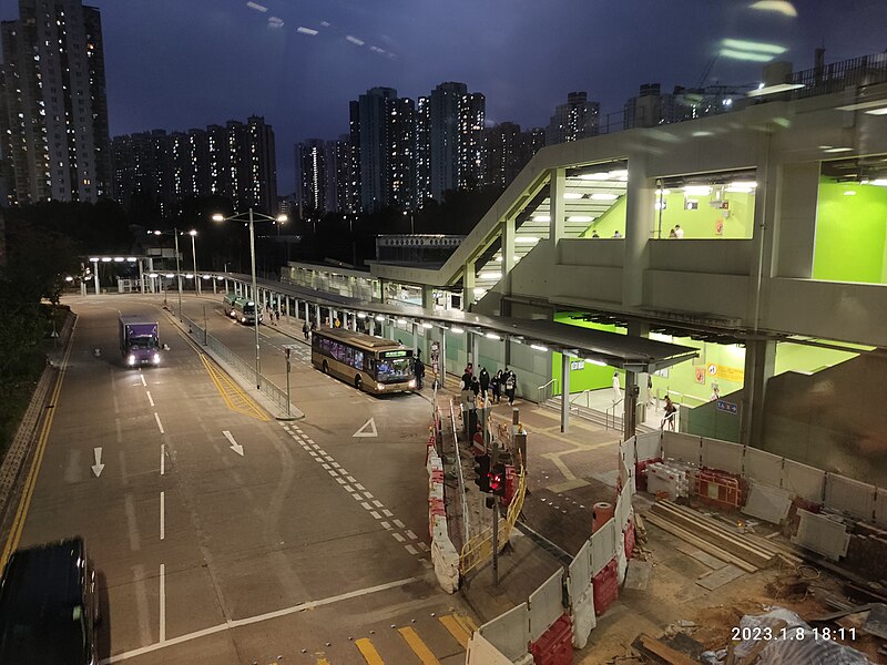 File:HK 北區 North District 港鐵 MTR 粉嶺站 Fanling Station San Wan Road night January 2023 Px3 01.jpg