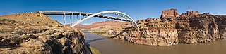 Puente en arco que atraviesa el río Colorado en Estados Unidos.