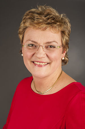 Monika Hohlmeier: Ausbildung und Familie, Politik, Auszeichnungen und Mitgliedschaften