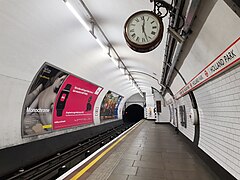 Estación Holland Park 20171229 122732 (49498168407) .jpg