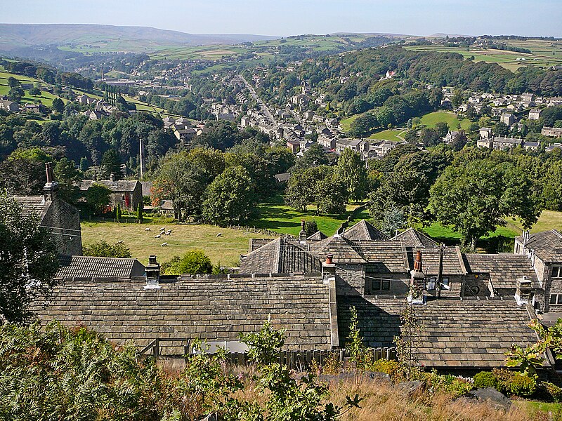 File:Housetops and Holmfirth (3923179844).jpg