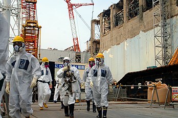 Experts de l'Agence internationale de l'énergie atomique sur le site de la centrale nucléaire de Fukushima Daiichi le 17 avril 2013 après la catastrophe nucléaire du 11 mars 2011. (définition réelle 4 288 × 2 848*)