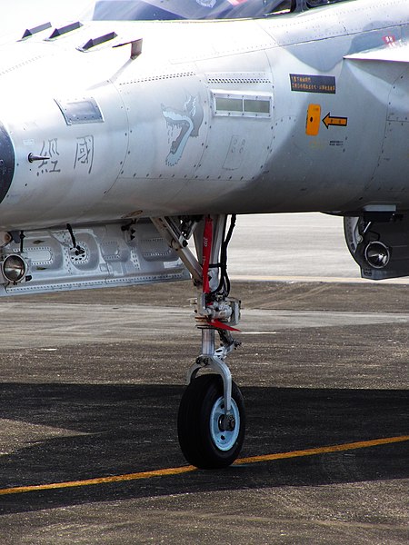 File:IDF F-CK-1A 1407 Front Landing Gear Near View 20120811.jpg