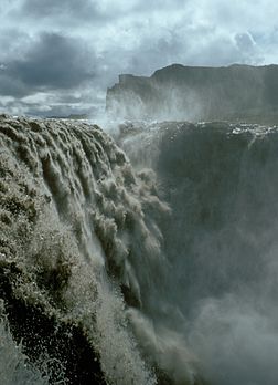 La chute d’eau du Dettifoss en Islande, le 31 juillet 1972. (définition réelle 1 506 × 2 078*)