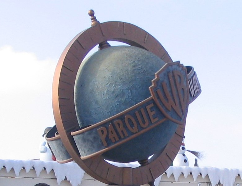 File:Insignia del Parque Warner, Madrid, España.jpg