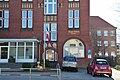 Die Auguste-Viktoria-Schule in direkten Nachbarschaft setzte ihre Flagge auf Halbmast.