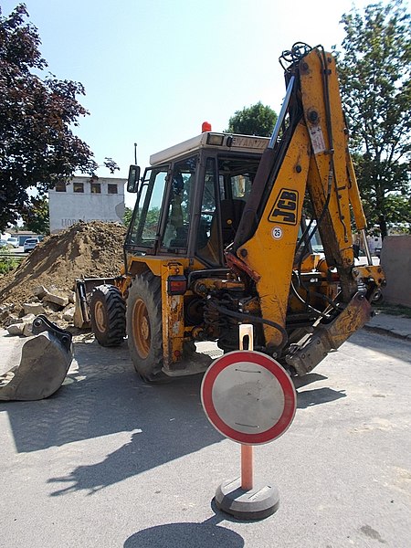 File:JCB backhoe loader with hydraulic breaker, 2019 Szigetszentmiklós.jpg