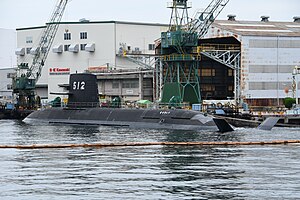 JS Tōryū (SS-512) pohled zezadu vlevo na loděnici Kawasaki Heavy Industries Kobe, 4. října 2020 03.jpg