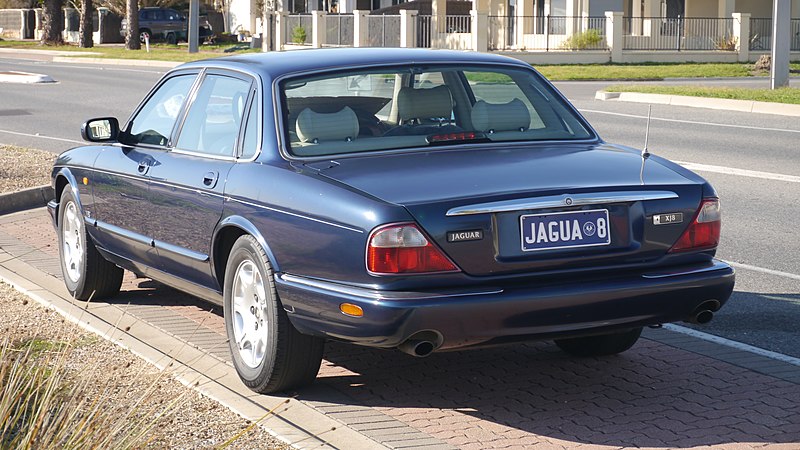 File:Jaguar XJ8 (17963640008).jpg