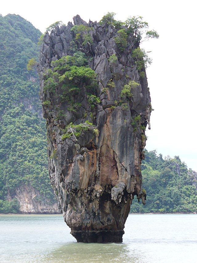 File:James_Bond_island.jpg