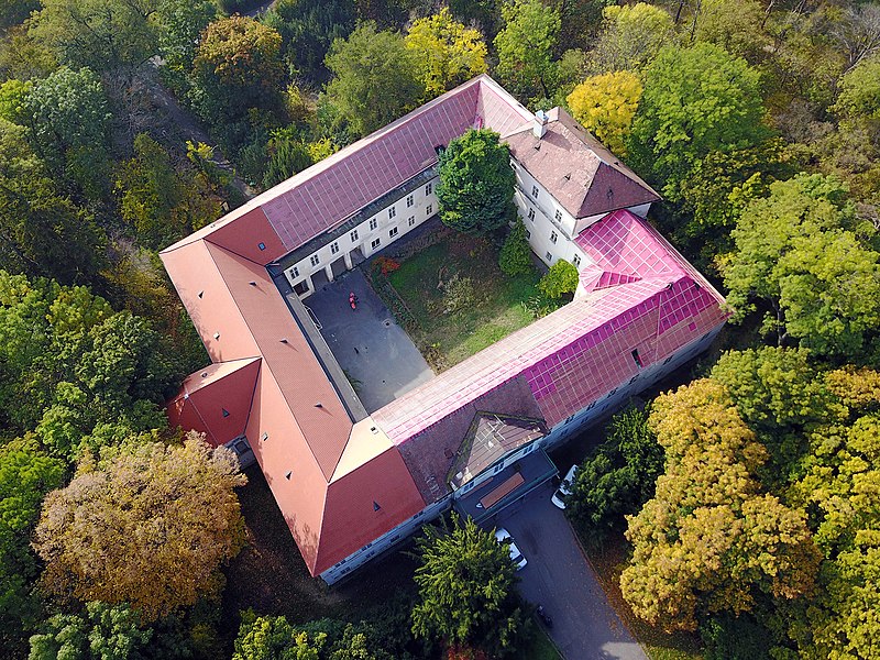 File:Kaštieľ Malinovo, rekonštrukcia strechy (37191556564).jpg
