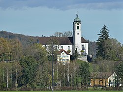 Kath Kirche St. Valentin mit Pfarrhaus auf dem St. Valentinsberg in Rüthi SG.JPG
