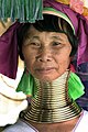Деформована багатолітнім носінням шийних кілець шия жінки, Burma (Myanmar).[1]