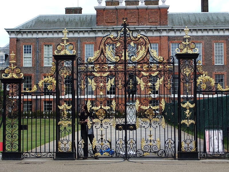 File:Kensington Palace gates - DSCF0297.JPG