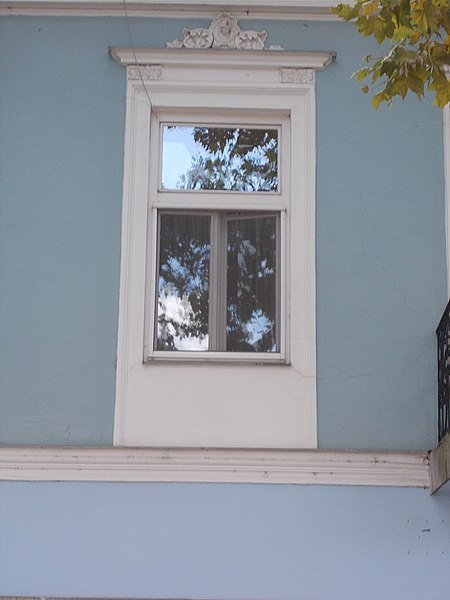 File:Kossuth Platz 16, Fenster, 2021 Sátoraljaújhely.jpg