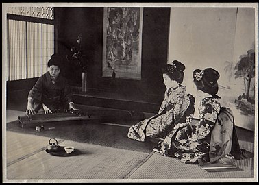 Майко 1910-х учатся игре на кото