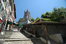 Les escaliers du Marché, avec la cathédrale à l'arrière-plan.