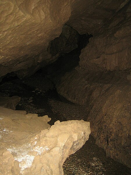 File:La Struma dans la grotte de Duhlata (Vitocha).JPG