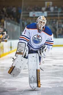 Beschrijving van afbeelding Laurent Brossoit bij 2014 Edmonton Oilers Rookies vs UofA Golden Bears game (15088629490) .jpg.