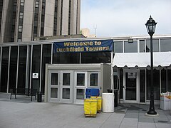 Entrada de Forbes Avenue al vestíbulo de Litchfield Towers.