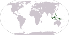 A região do Sudeste Asiático até Nova Guiné, ilhas Salomão, Fiji e Samoa, é o habitat da espécie C. gloriamaris; na zona nerítica.