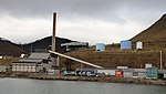 Energiverket i Sjøområdet. Administrationsbyggnaden för Sysselmannen på Svalbard och Sysselmannsgården på Skjæringa syns i övre delen av bilden till vänster.
