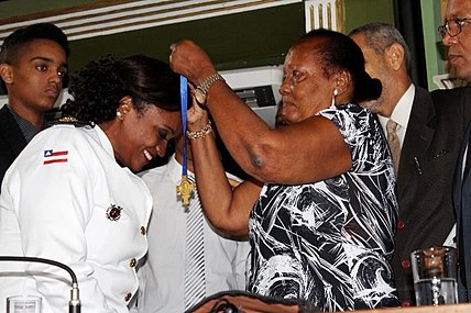 Mãe da Major Denice, Dona Cleonice, entregando Comenda Dois de Julho à filha na Assembleia Legislativa da Bahia