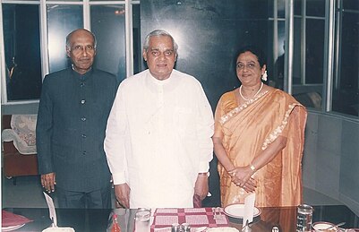 MM Rajendran e Susheela Rajendran com o ex-primeiro-ministro da Índia Atal Bihari Vajpayee