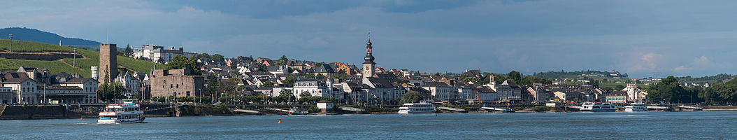 Panoramic view of the Rhine river front of Rüdesheim am Rhein