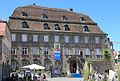 Marktplatz 6; ehemaliges Patrizierhaus, sogenanntes Haus zum Cavazzen, jetzt städtisches Museum, stattlicher, dreigeschossiger Bau mit geschweiftem Mansarddach und reicher Fassadenmalerei, nach Plan von Jakob Grubenmann erbaut, 1729/30 This is a picture of the Bavarian Baudenkmal (cultural heritage monument) with the ID D-7-76-116-227 (Wikidata)