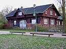 Matrosenstation Kongsnæs: Bootshaus mit Maschinistenwohnung, Kasernement der Matrosen, Dienst- und Wohnhaus des Stationsleiters und Kapitäns sowie die „Bastion“ (Uferbefestigung) vor dem Empfangsgebäude