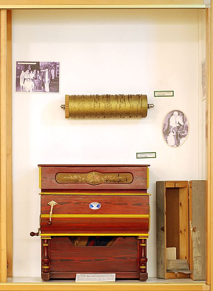 File:Mechanical or Keyboard instruments (2) Barrel piano - Soinuenea.jpg