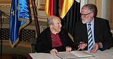 Menahem Pressler und Rainer Robra bei der Unterzeichnung