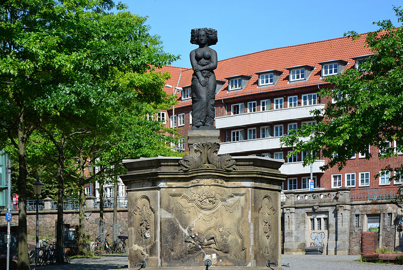 File:Minerva-Brunnen 02.jpg