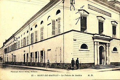 Ancien palais de justice de Mont-de-Marsan. Le portique d'entrée visible sur cette photo donnant sur la rue Victor-Hugo est détruit en janvier 1959[6].