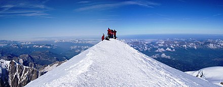 The summit of Mont Blanc, at about 4800 m above sea level, is froid toute l'année
