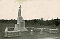 Photographie du monument avec le village à l'arrière-plan