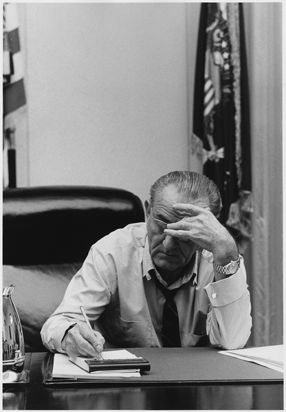 File:Moods, President Lyndon B. Johnson making notes in a Cabinet Room meeting - NARA - 192615.tif